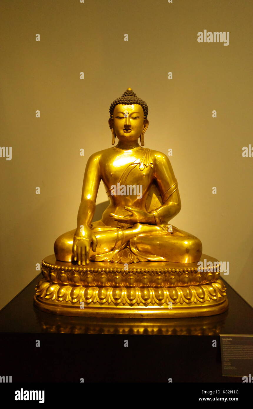 Gold Buddha Statue im Victoria & Albert Museum in London. Stockfoto