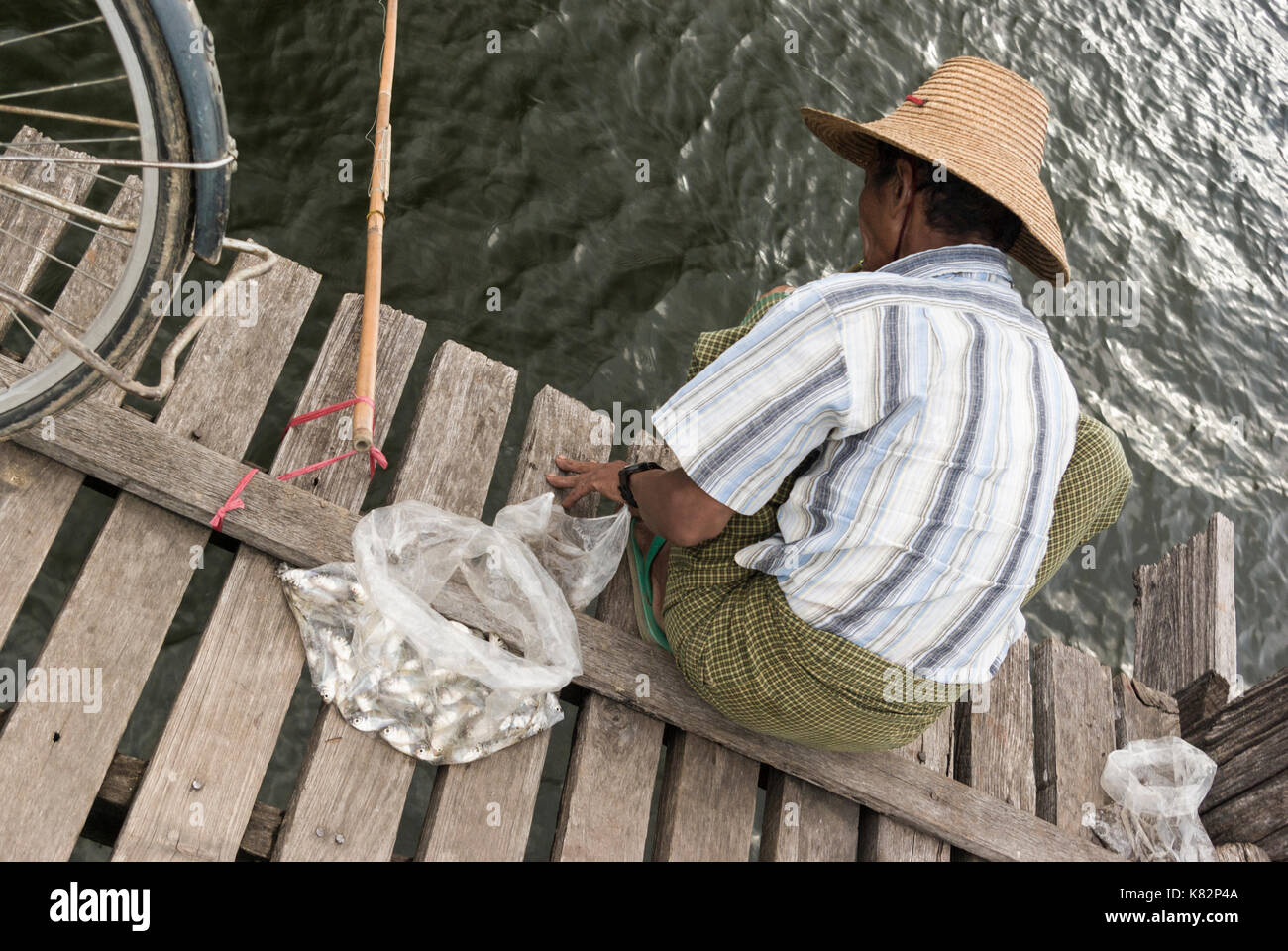 Mann angeln auf der längsten Teak Brücke der Welt, U-Bein Brücke, Amarapura, Mandalay region, Upper Burma, Myanmar Stockfoto