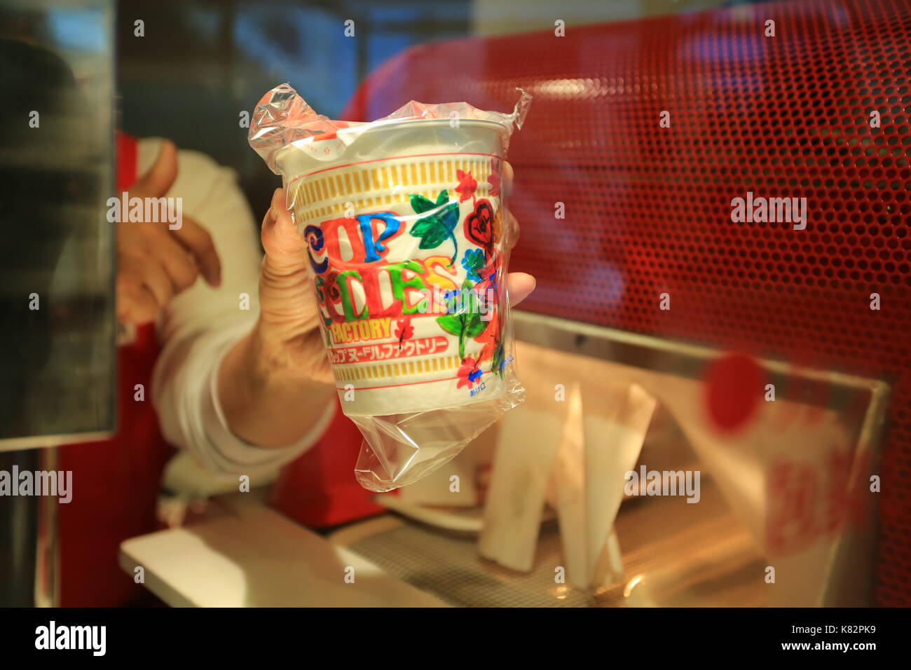 Nudeln Workshop in Instant Ramen Museum in Osaka am 21. Oktober 2014. Es ist ein Museum, Instant nudeln gewidmet und Cup Nudeln, sowie seine creat Stockfoto