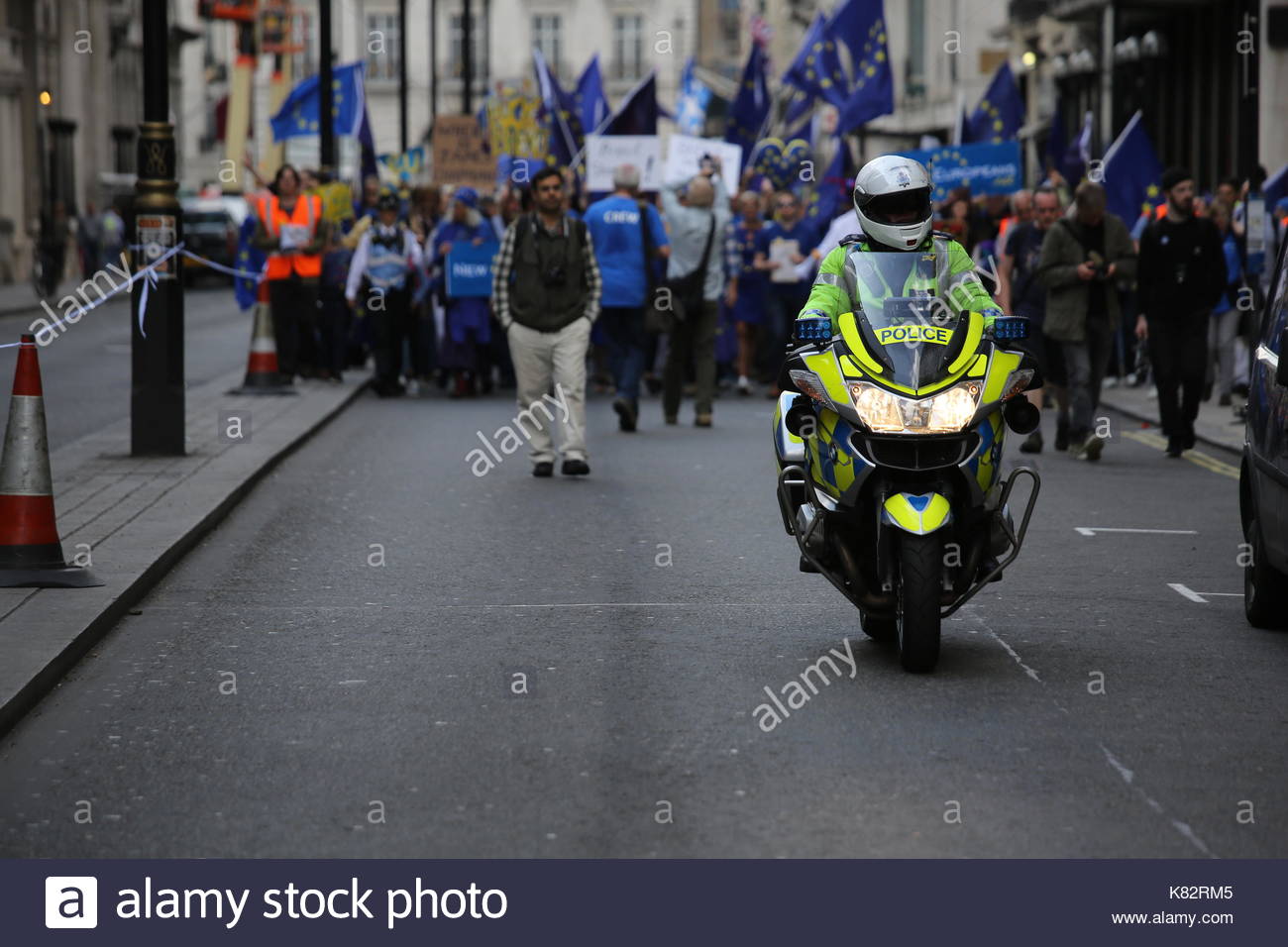 Ein Polizist auf einem Motorrad führt ein anti-Brexit pro-EU-Rallye durch die Straßen von London in Richtung Westminster. Stockfoto