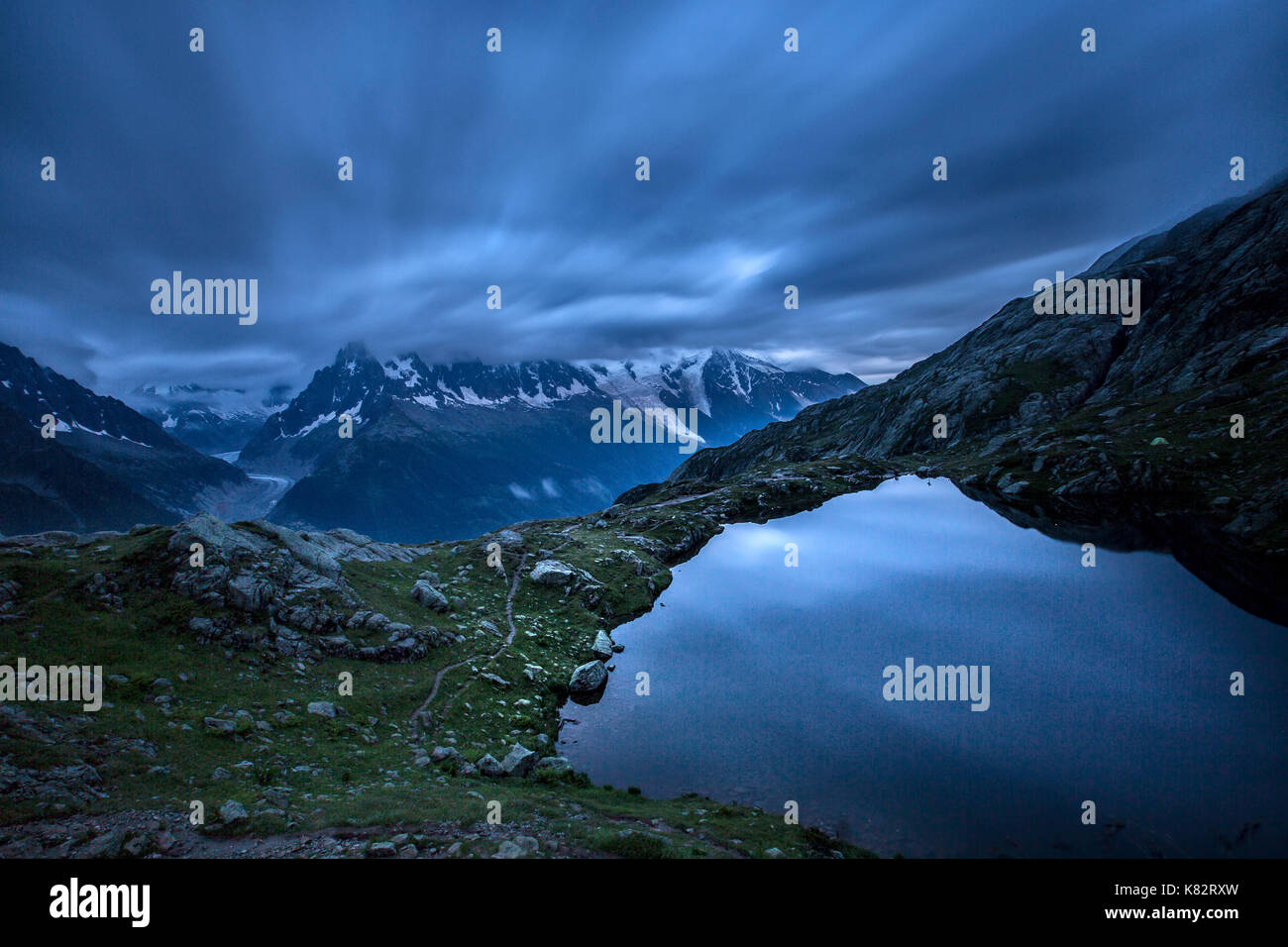 Der Himmel ist blau wie das Wasser des Lac de cheserys Chamonix Haute Savoie Frankreich Europa getönt Stockfoto