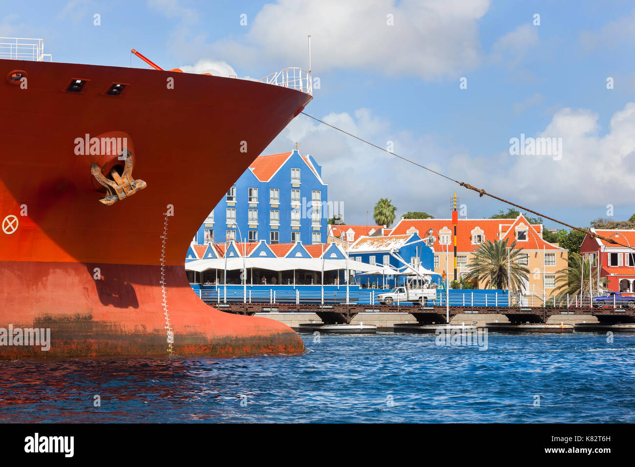 Schiff in den Hafen von Willemstad auf Curaçao Stockfoto