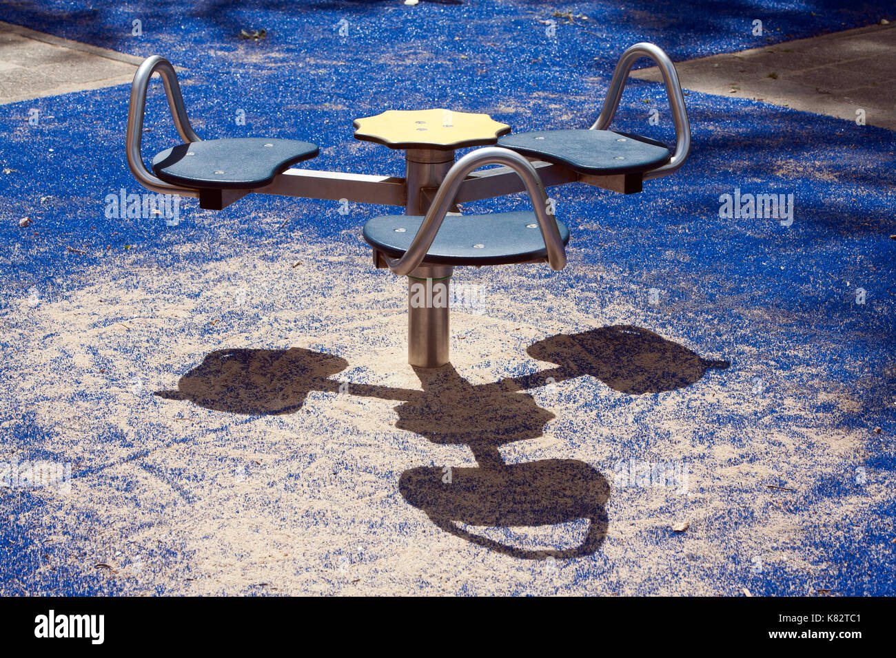 Karussell in einen Kinderspielplatz mit einem lachenden Schatten Stockfoto