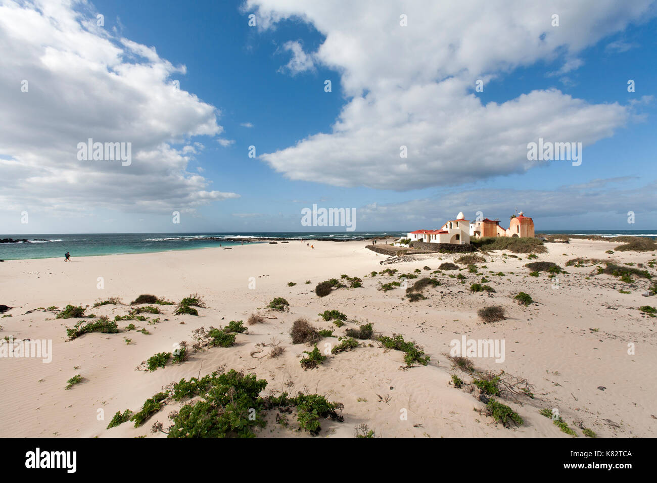 Strand von El Cotillo auf Fuerteventura mit idyllischer Häuser Stockfoto