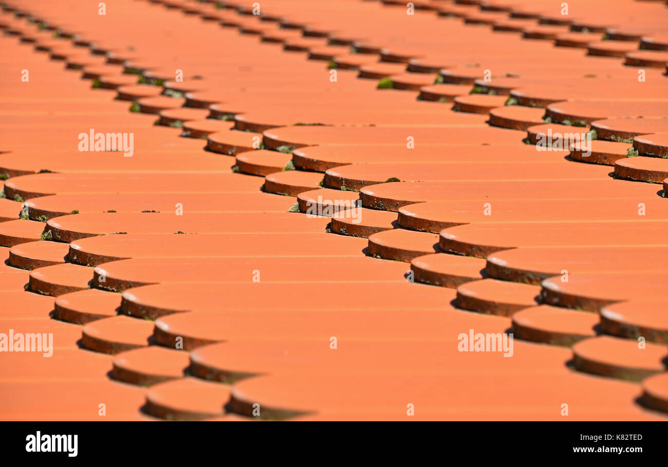 Traditionelle rot braun keramische Dachziegel Muster Hintergrund, Nahaufnahme, Low Angle Blick diagonal Stockfoto