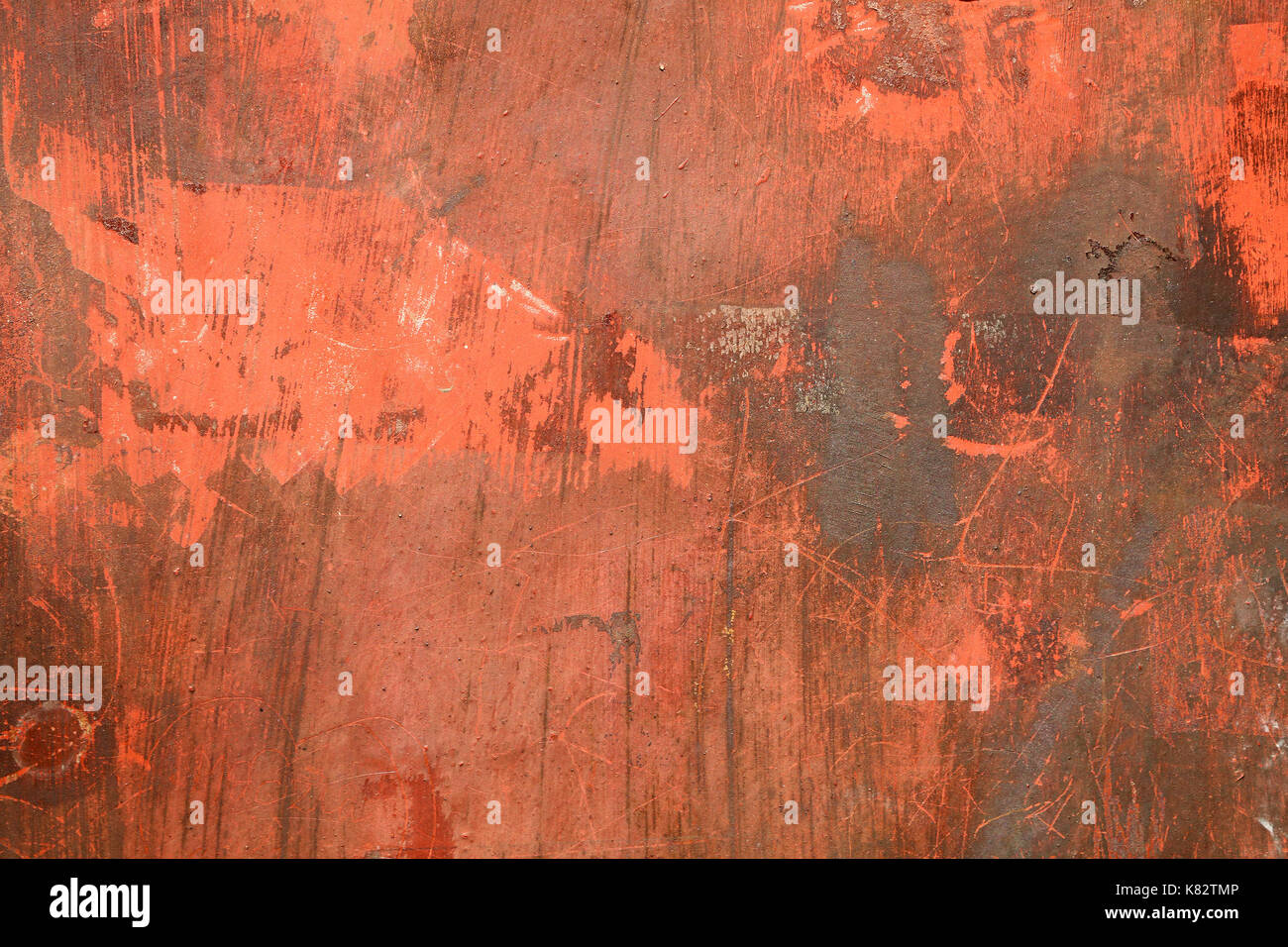 Grunge rot verblasst bemalten alten Metall wand Textur Hintergrund mit Kratzern und laut Flecken, in der Nähe Stockfoto
