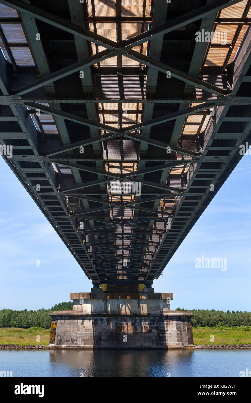 Unter der Eisenbahnbrücke aus Stahl von Culemborg in den Niederlanden Stockfoto