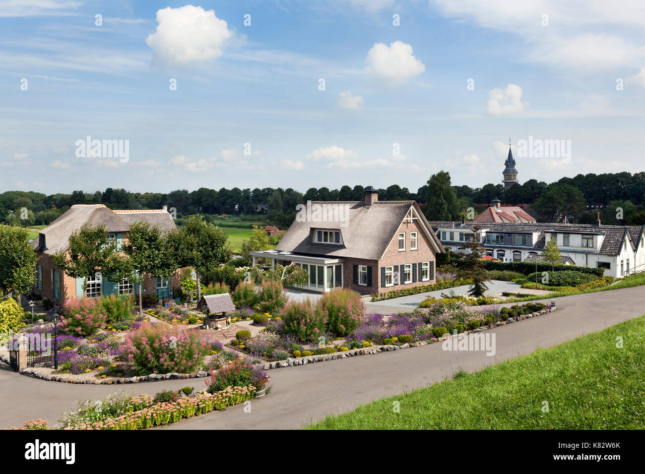 Deich und Häuser in Schoonhoven entlang des Flusses Lek in den Niederlanden Stockfoto