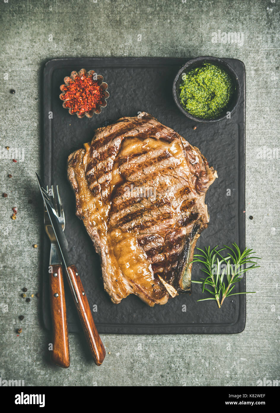Gegrillte hot Rib-eye Rindersteak auf die Knochen mit chimichurri Sauce ...