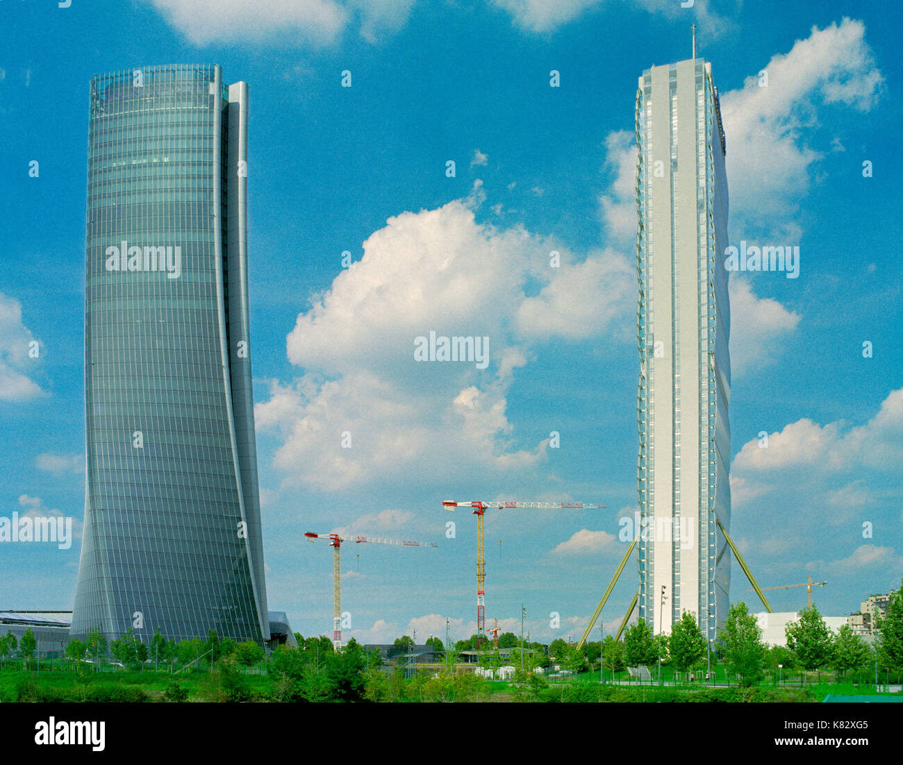 Italien, Lombardei, Mailand, Skyline Links Hadid Turm namens Lo Storto rechts Allianz Turm namens Il Dritto Stockfoto