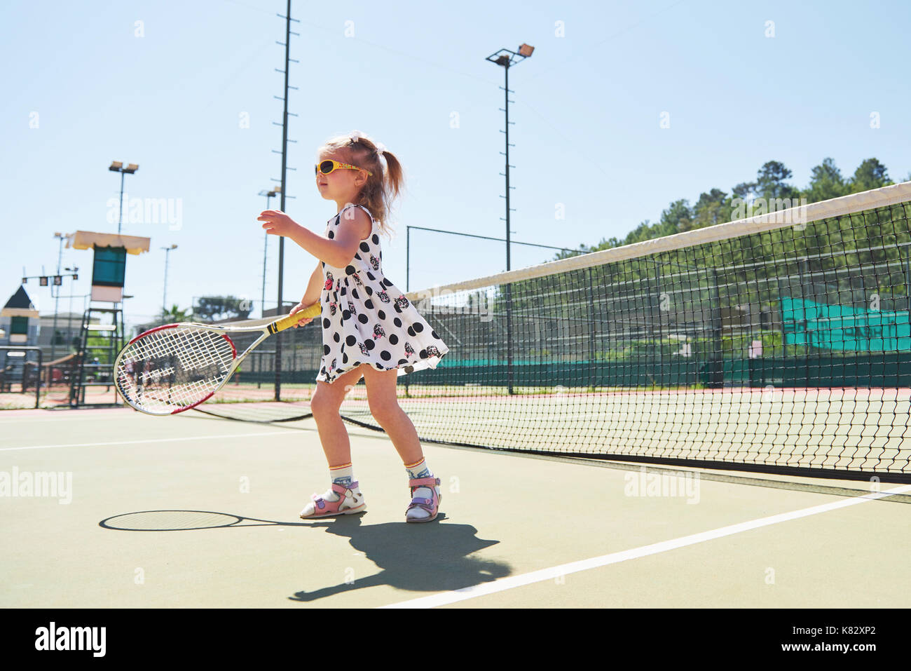 Süße Mädchen Tennis spielen und für die Kamera posieren Stockfoto