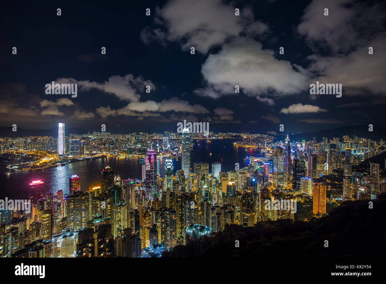 Skyline der Stadt und den Victoria Harbour angesehen vom Victoria Peak, Hong Kong, China Stockfoto