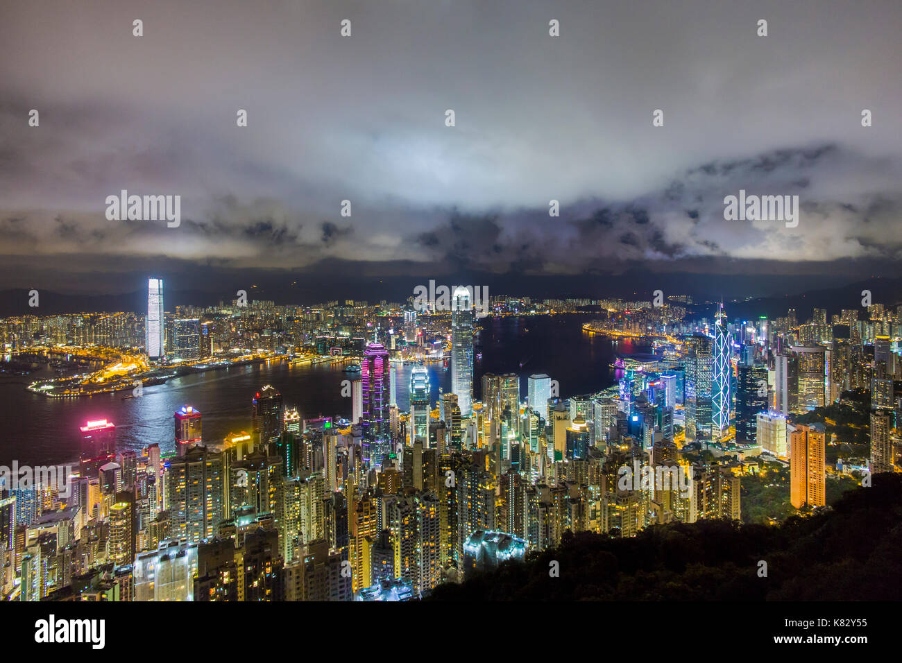 Skyline der Stadt und den Victoria Harbour angesehen vom Victoria Peak, Hong Kong, China Stockfoto