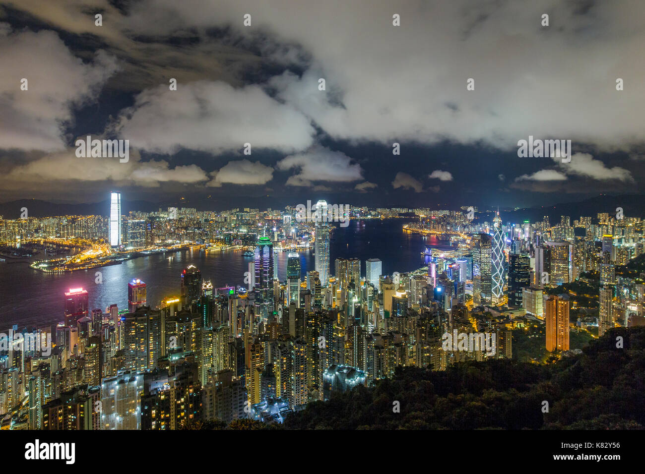 Skyline der Stadt und den Victoria Harbour angesehen vom Victoria Peak, Hong Kong, China Stockfoto