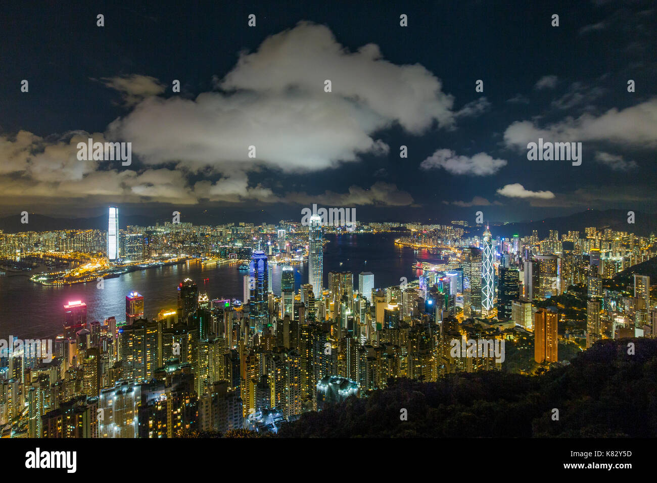 Skyline der Stadt und den Victoria Harbour angesehen vom Victoria Peak, Hong Kong, China Stockfoto