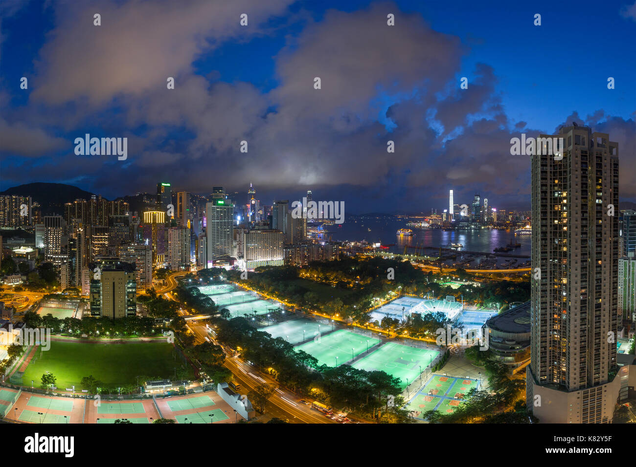 Erhöhte Ansicht, Victoria Park und Central District der Insel Hong Kong, Hong Kong, China Stockfoto