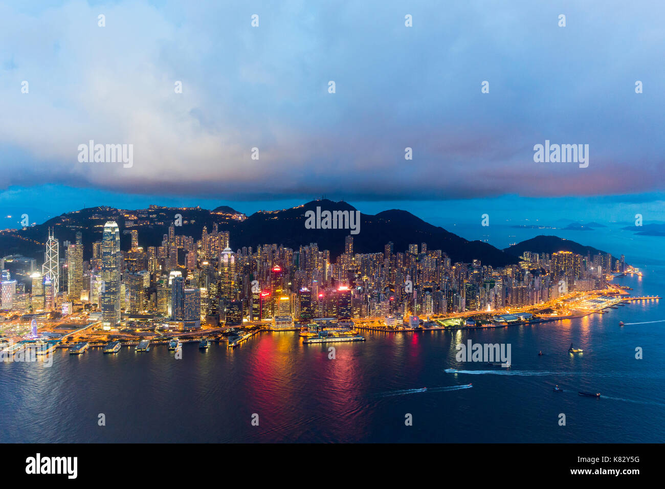 Erhöhte Ansicht, den Hafen und das Zentrum von Hong Kong Island und Victoria Peak, Hong Kong, China Stockfoto