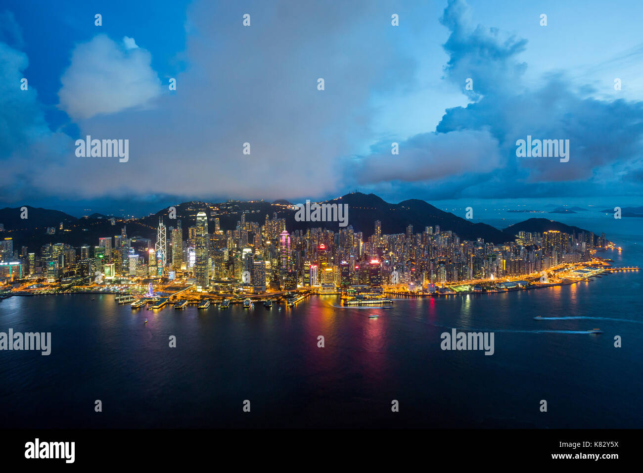 Erhöhte Ansicht, den Hafen und das Zentrum von Hong Kong Island und Victoria Peak, Hong Kong, China Stockfoto
