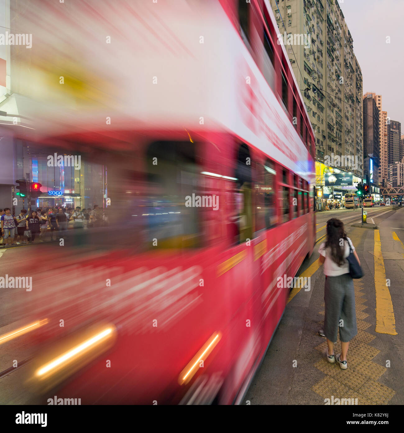 Fußgänger und Verkehr an einer belebten Kreuzung in Causeway Bay, Hong Kong Island, Hong Kong, China Stockfoto