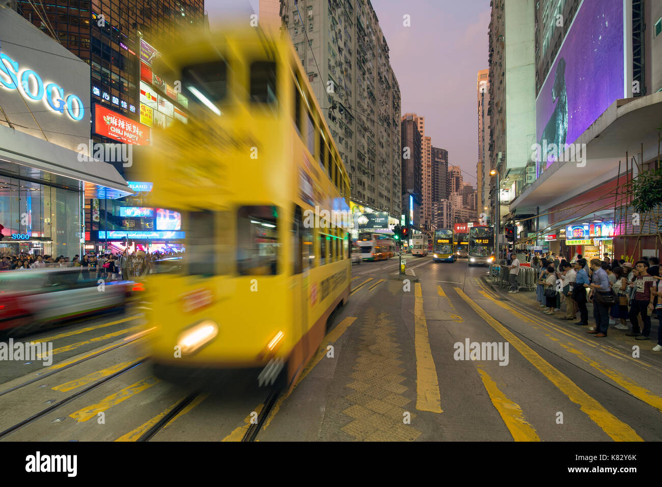 Fußgänger und Verkehr an einer belebten Kreuzung in Causeway Bay, Hong Kong Island, Hong Kong, China Stockfoto