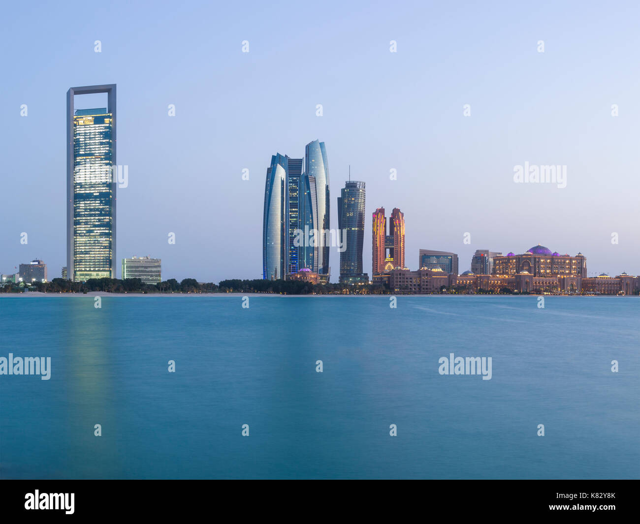 Etihad Towers und Emirates Palace Hotel aus gesehen der Wellenbrecher, Abu Dhabi, Vereinigte Arabische Emirate, Naher Osten Stockfoto
