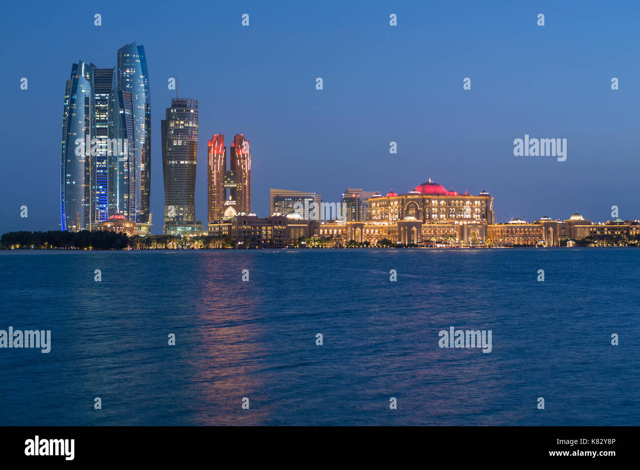 Etihad Towers und Emirates Palace Hotel aus gesehen der Wellenbrecher, Abu Dhabi, Vereinigte Arabische Emirate, Naher Osten Stockfoto