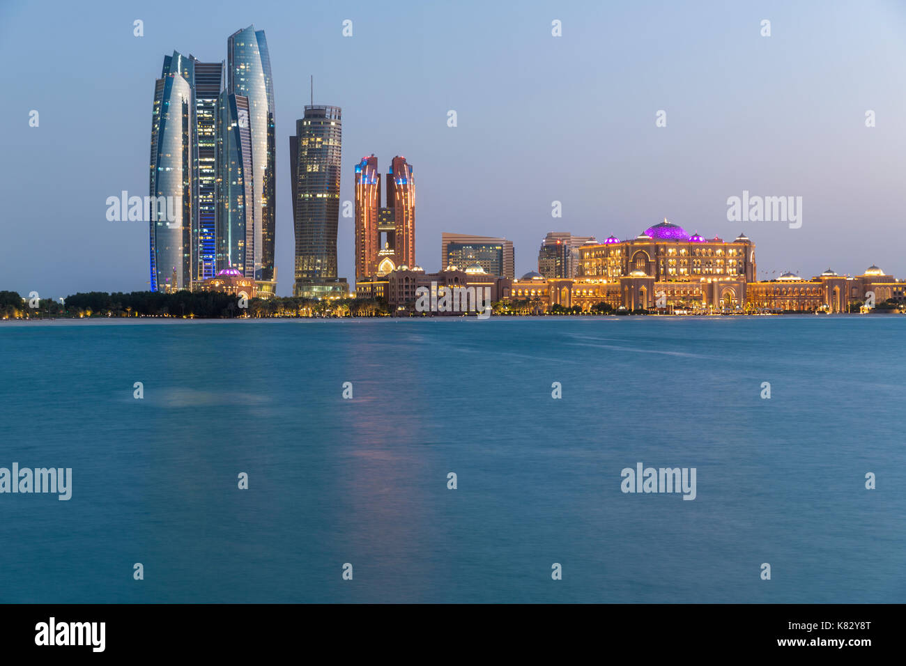 Etihad Towers und Emirates Palace Hotel aus gesehen der Wellenbrecher, Abu Dhabi, Vereinigte Arabische Emirate, Naher Osten Stockfoto