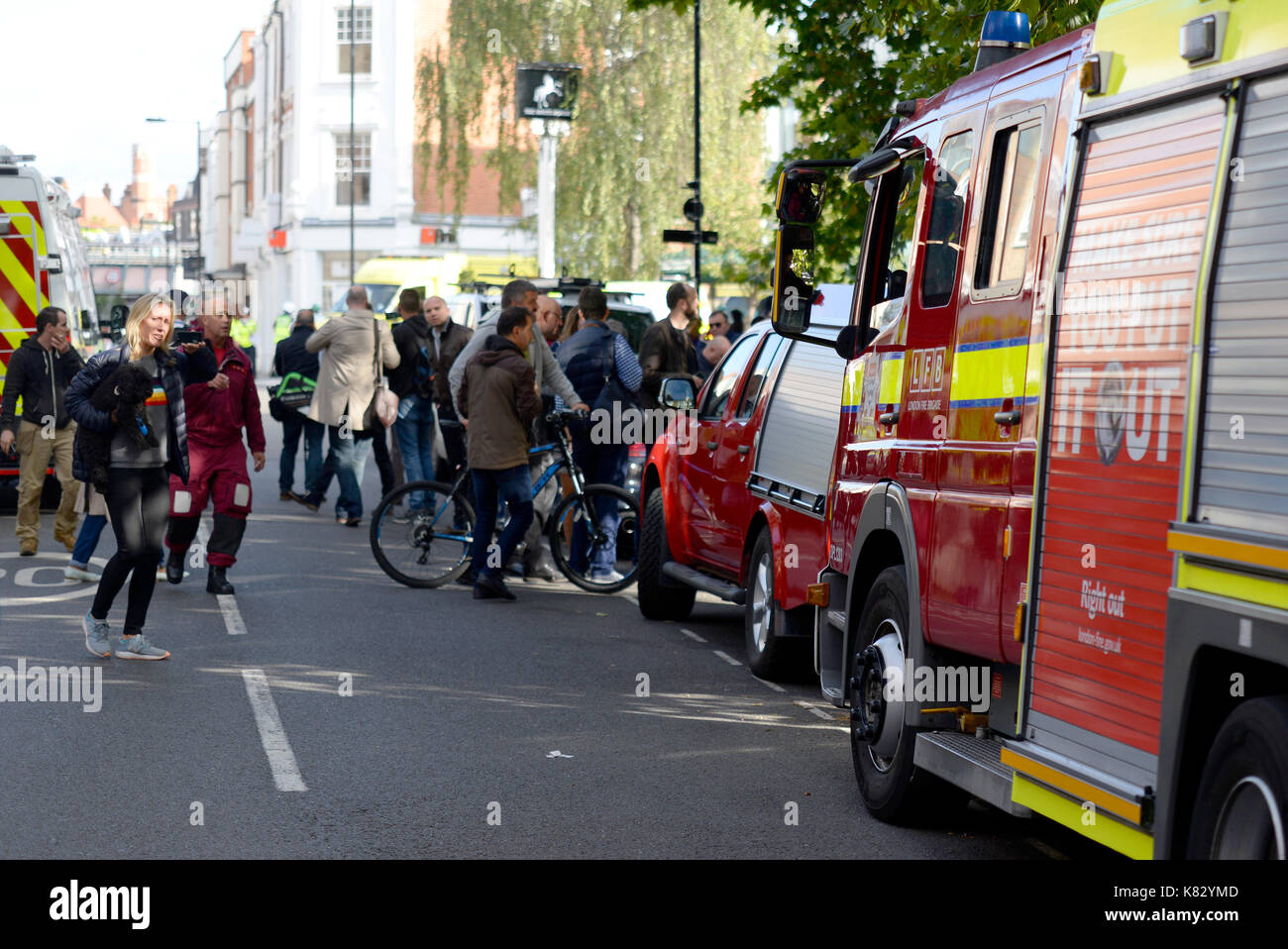 Parsons Green terroristische Bombe, London. Öffentliche verschoben vom Bahnhof entfernt. BBC-TV-Newsreader Sophie Raworth Berichterstattung über Ihr Mobiltelefon. Fire Engine Stockfoto