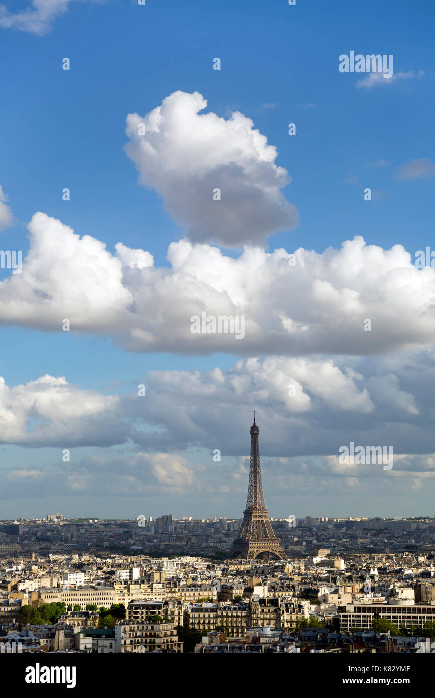 Erhöhte Blick über die Stadt mit der Eiffelturm in der Ferne, Paris, Frankreich, Europa Stockfoto