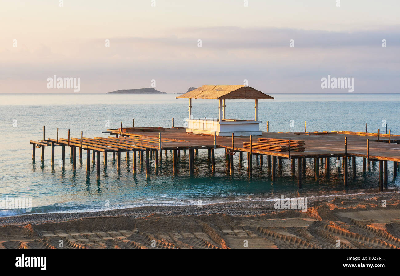 Schöner Strand mit Pier am Mediterranean Resort in der Türkei Stockfoto