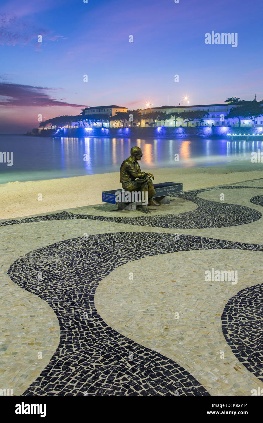 Brasilianische dichter Carlos Drummond de Andrade statue am Strand von Copacabana Bürgersteig, Rio de Janeiro, Brazi, Südamerika Stockfoto