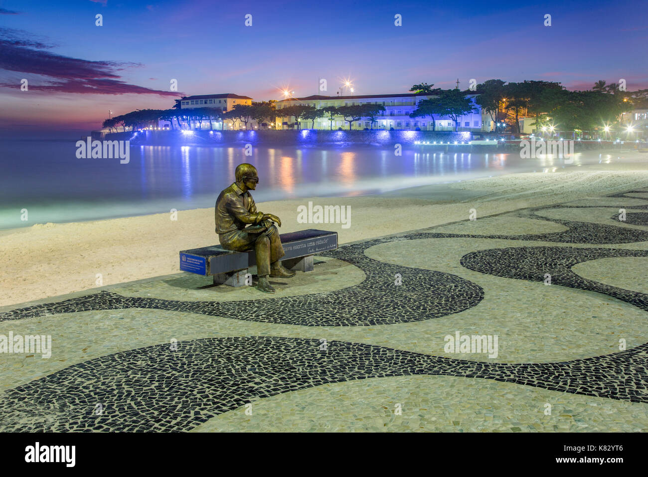 Brasilianische dichter Carlos Drummond de Andrade statue am Strand von Copacabana Bürgersteig, Rio de Janeiro, Brazi, Südamerika Stockfoto