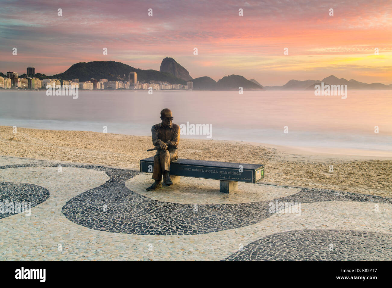 Brasilianische dichter Carlos Drummond de Andrade statue am Strand von Copacabana Bürgersteig, Rio de Janeiro, Brazi, Südamerika Stockfoto