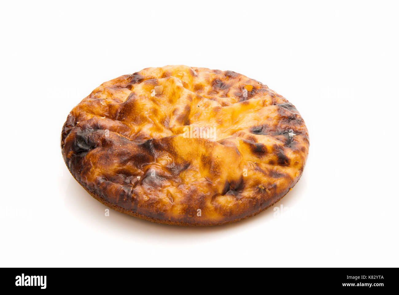 Tigelada, (ABRANTES' kleinen Pudding) typisch portugiesische Süße auf weißem Hintergrund Stockfoto