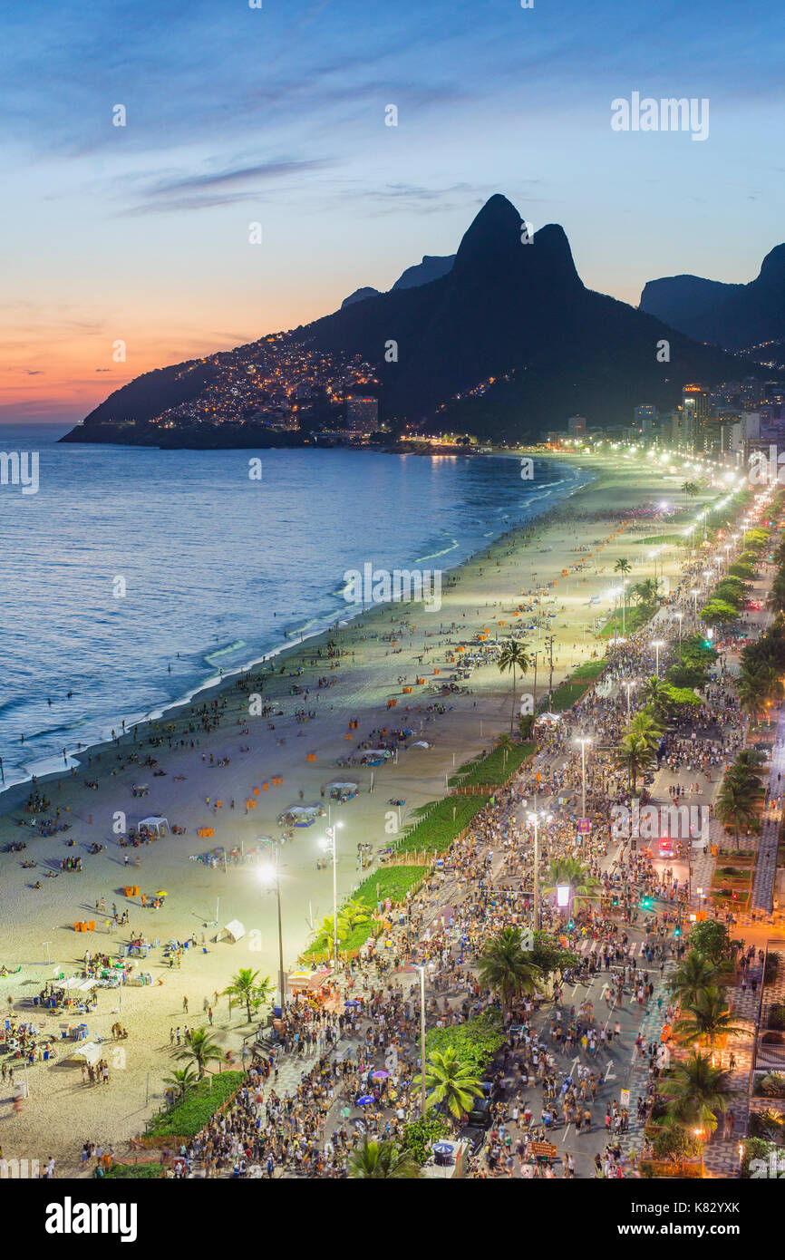 Sonnenuntergang über den Strand von Ipanema und Dois Irmaos (zwei Brüder) Berg, Rio de Janeiro, Brasilien, Südamerika Stockfoto