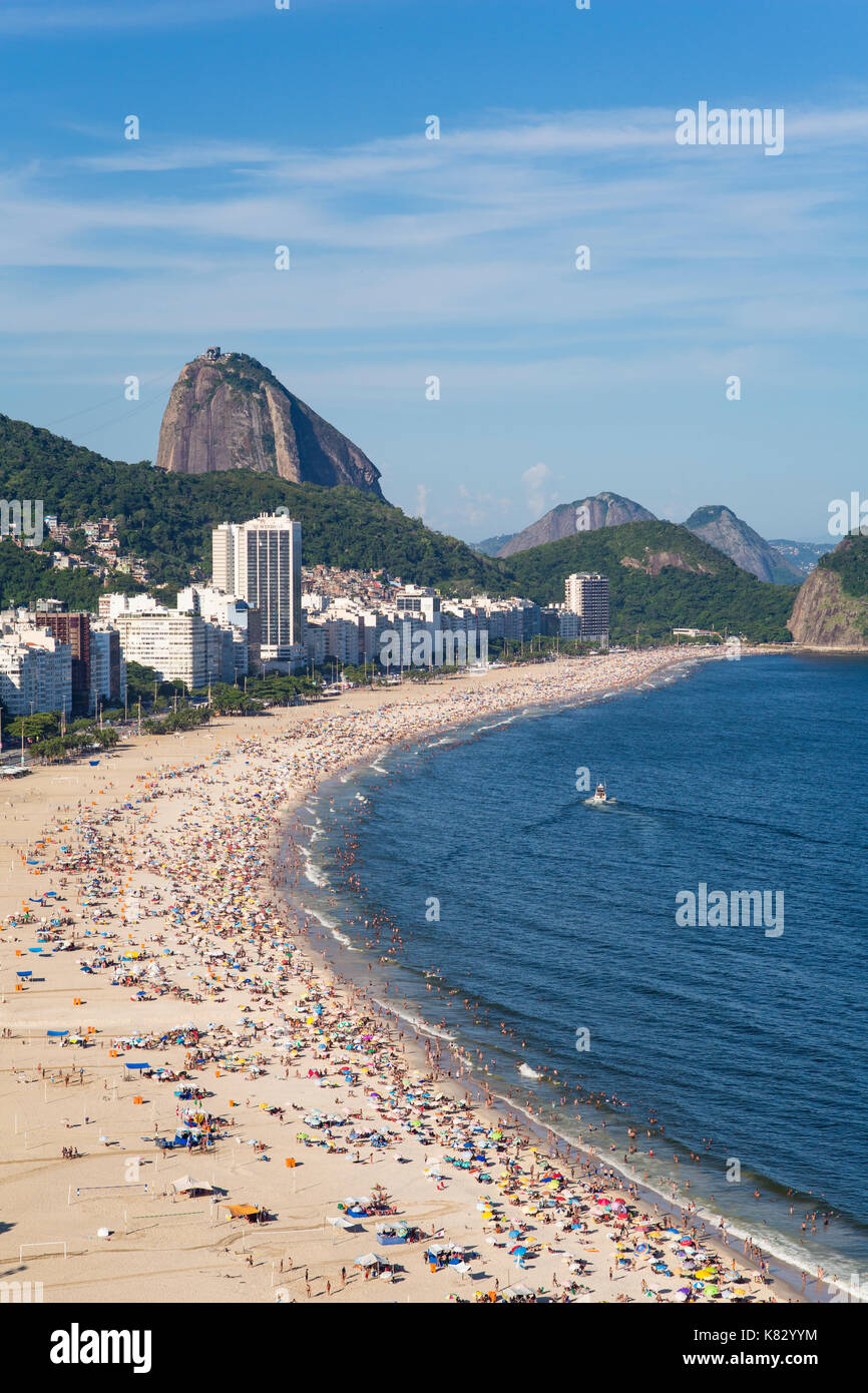 Strand von Copacabana und Zuckerhut, Rio de Janeiro, Brasilien, Südamerika Stockfoto