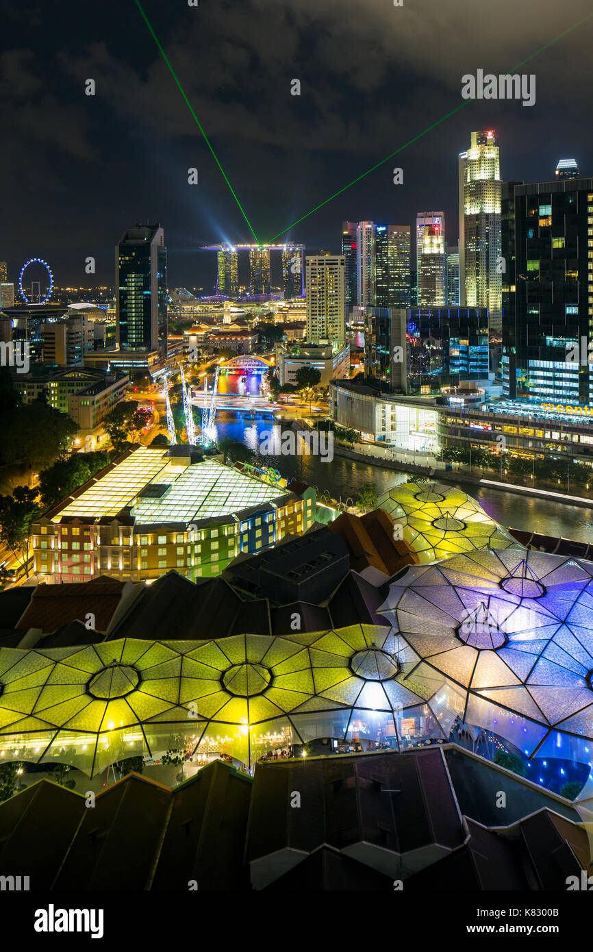 Erhöhte Aussicht auf die Skyline der Stadt und den Restaurants am Flussufer im Vergnügungsviertel von Clarke Quay, Singapur, Südostasien Stockfoto