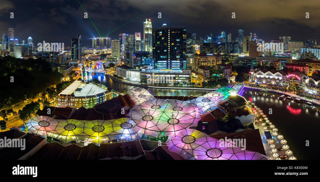 Erhöhte Aussicht auf die Skyline der Stadt und den Restaurants am Flussufer im Vergnügungsviertel von Clarke Quay, Singapur, Südostasien Stockfoto