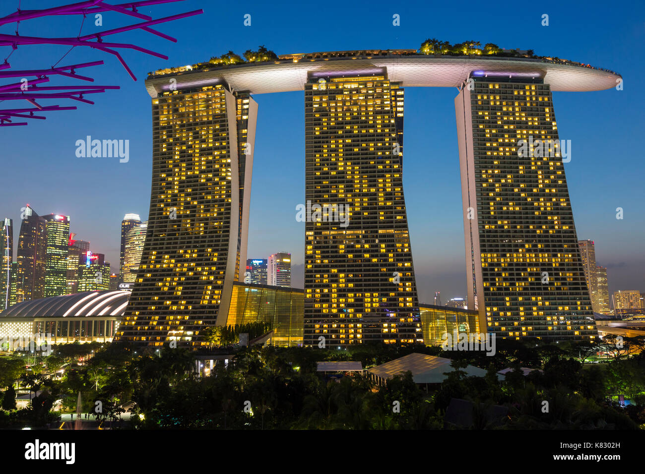 Supertrees an Gärten durch die Bucht, bei Nacht beleuchtet, Singapur, Südostasien Stockfoto