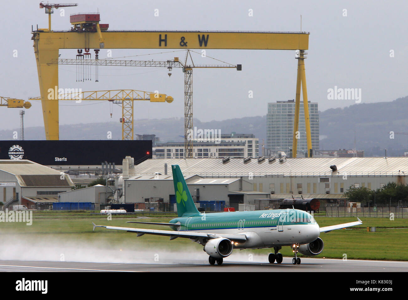 Flugzeug ankommen und zum George Best Belfast City Airport, Belfast, Nordirland ab. Stockfoto