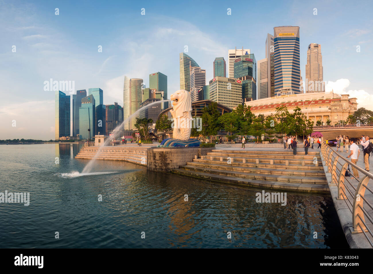 Der Merlion Statue mit der Skyline der Stadt im Hintergrund, Marina Bay, Singapur, Südostasien Stockfoto