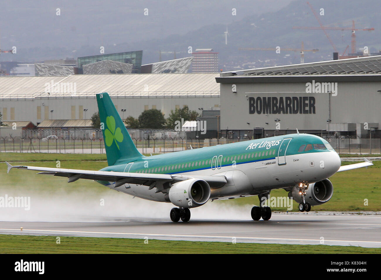 Flugzeug ankommen und zum George Best Belfast City Airport, Belfast, Nordirland ab. Stockfoto