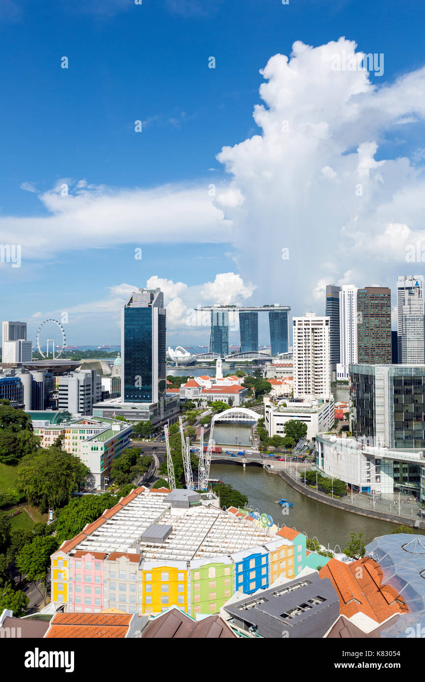 Erhöhte Aussicht auf die Skyline der Stadt und den Restaurants am Flussufer im Vergnügungsviertel von Clarke Quay, Singapur, Südostasien Stockfoto