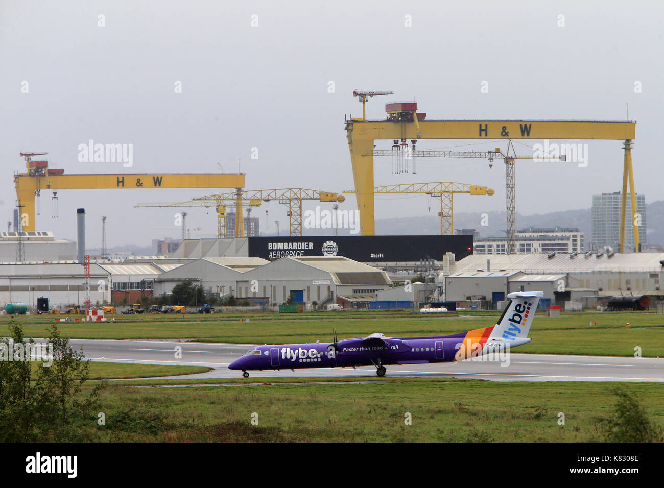 Flugzeug ankommen und zum George Best Belfast City Airport, Belfast, Nordirland ab. Stockfoto