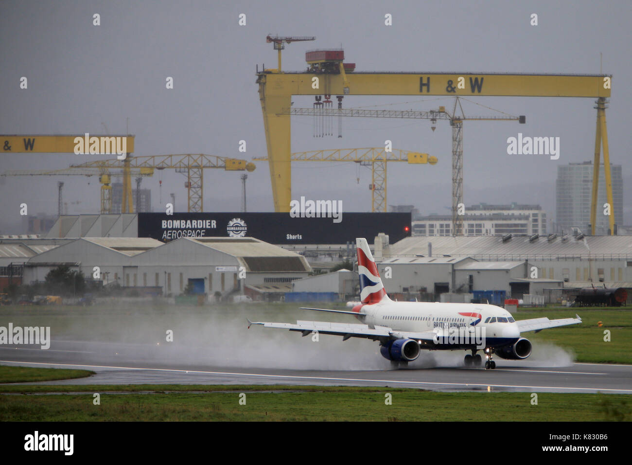 Flugzeug ankommen und zum George Best Belfast City Airport, Belfast, Nordirland ab. Stockfoto