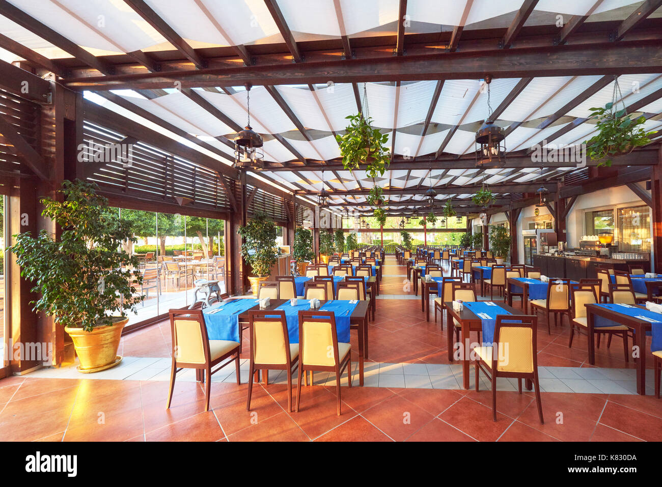 Leere serviert Tisch im Restaurant warten auf Besucher liegt am Strand. Amara Dolce Vita Hotel der Luxusklasse. Resort. Tekirova-Kemer Stockfoto