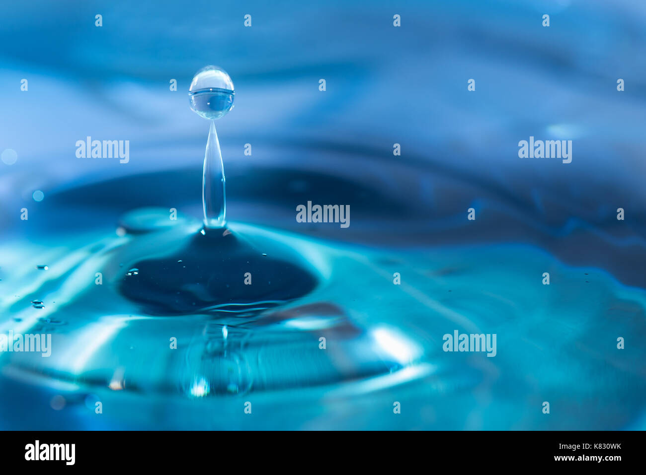 Wassertropfen in türkisfarbenen Pool Stockfoto