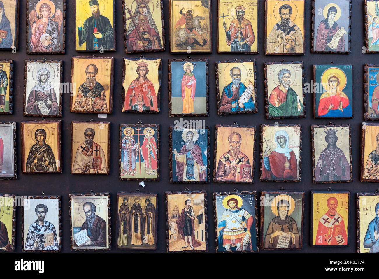 Griechische Symbole auf dem Display in einem Geschäft in der Stadt Zakynthos, Griechenland Stockfoto