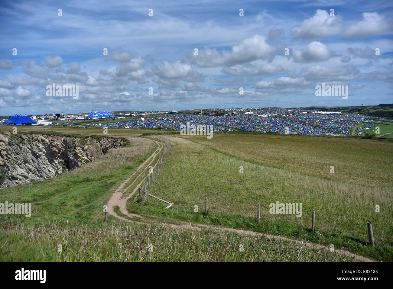 Die Hütte "Dorf" des Publikums für die boardmasters Konzert, Newquay, Cornwall, August 2017 Stockfoto