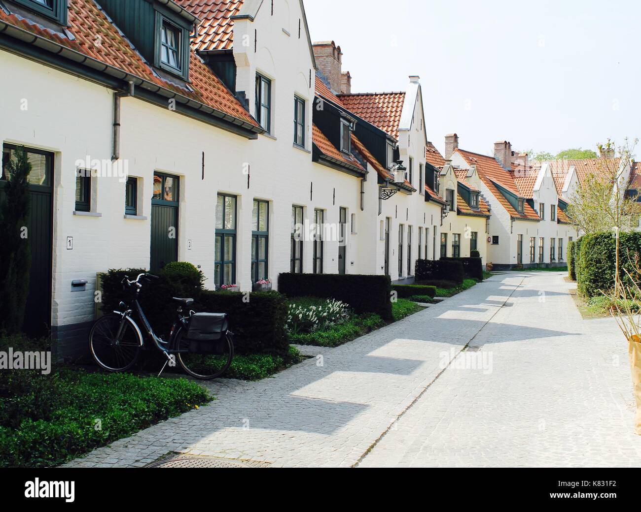 Kleine alte Schöne kleine Häuser in einer Gasse Stockfoto